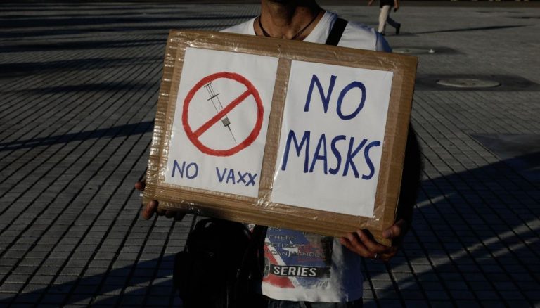 Οι θεωρίες συνωμοσίας για τον κοροναϊό βλάπτουν τη δημόσια υγεία