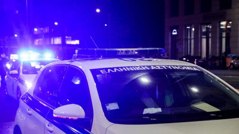 Μικρές υλικές ζημιές από επίθεση με γκαζάκια σε είσοδο πολυκατοικίας στο Καματερό