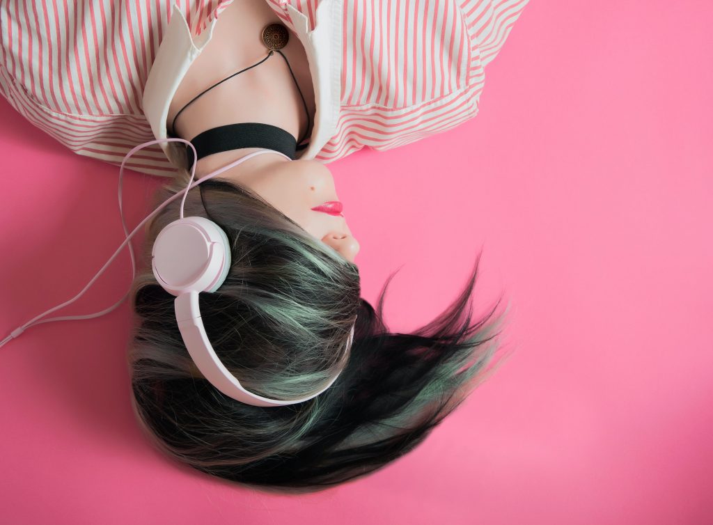 Gen Z: Το «θλιμμένο καλοκαίρι» των νέων μέσα από τα τραγούδια