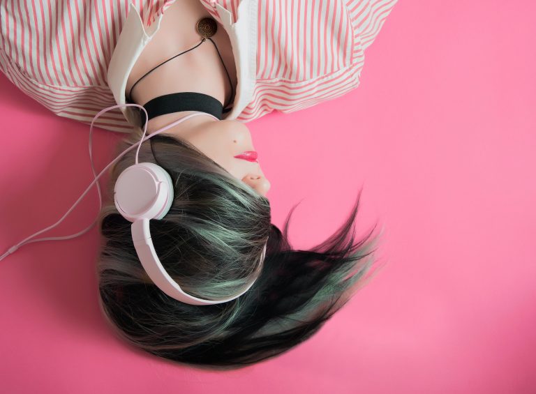 Gen Z: Το «θλιμμένο καλοκαίρι» των νέων μέσα από τα τραγούδια