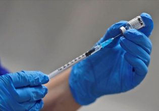 Κορονοϊός: Διαγράφονται τα πρόστιμα στους ανεμβολίαστους ηλικιωμένους