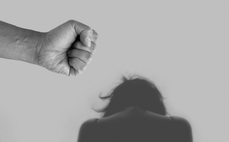 Revenge Porn: Άνδρας χτύπησε τη σύζυγο του και ανέβασε ερωτικό της βίντεο στο TikTok