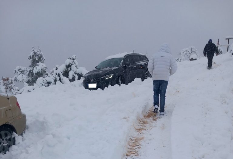Όλυμπος: Οικογένειες κόλλησαν σε καταφύγιο με ΙΧ λόγω ισχυρής χιονόπτωσης – Επιχείρηση απεγκλωβισμού