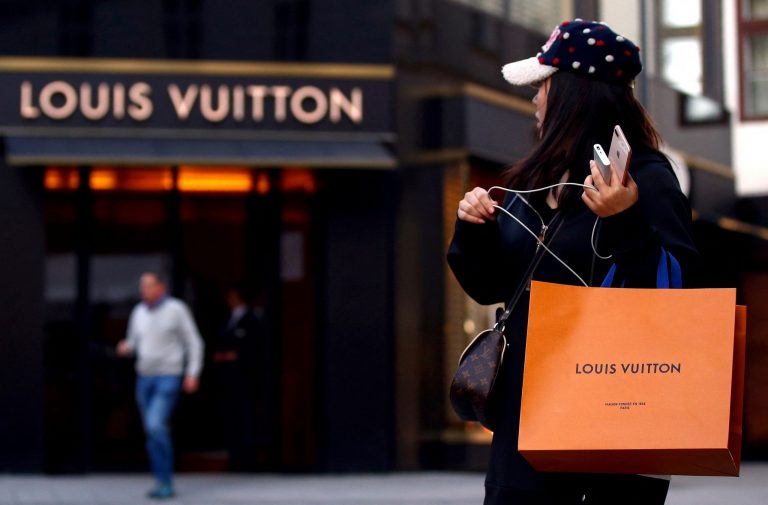 Αναδίπλωση για τα πολυτελή brands – Με το σταγονόμετρο ανοίγουν νέα καταστήματα