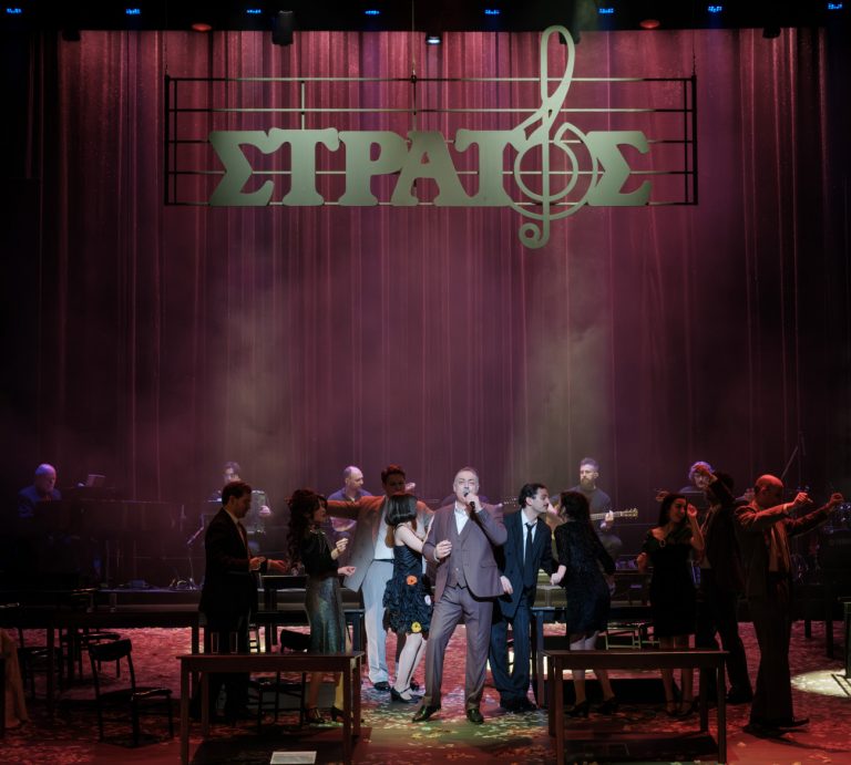 «Τα πήρες όλα κι έφυγες» – Η παράσταση που «ζωντανεύει» τη ζωή του σπουδαίου Στράτου Διονυσίου