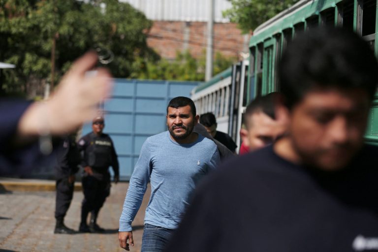 ΗΠΑ: Δικαστής ανέστειλε απόφαση του Τραμπ που θα οδηγούσε σε απέλαση 532.000 μετανάστες