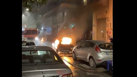 Εξάρχεια: Νύχτα έντασης με μολότοφ και χημικά – Κάηκαν 10 αυτοκίνητα