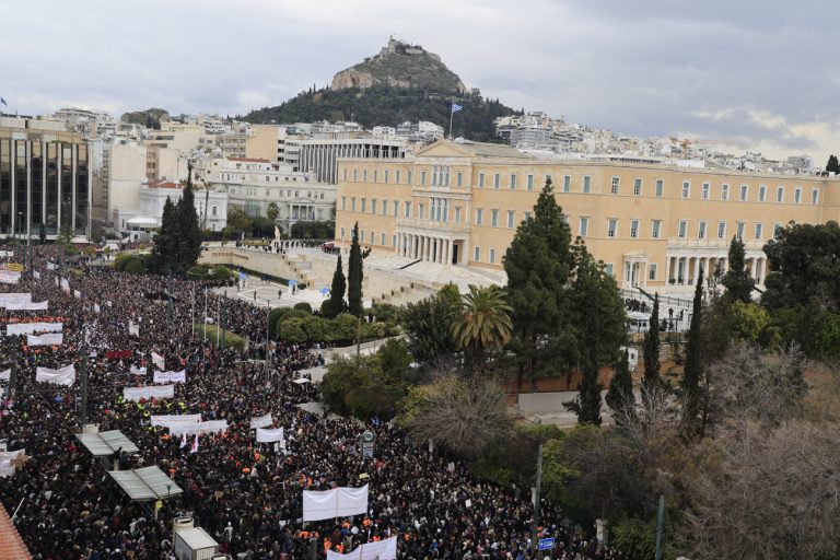 Πανελλαδική απεργία: Ακρίβεια, πληθωρισμός, στεγαστική κρίση, βγάζουν τον κόσμο στους δρόμους