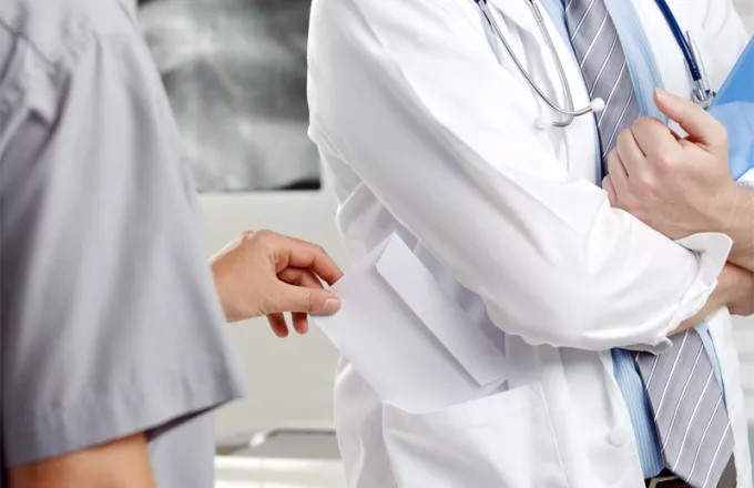 Θεσσαλονίκη: Γιατρός συνελήφθη για φακελάκι – Ζητούσε 300 ευρώ για να κάνει βιοψία
