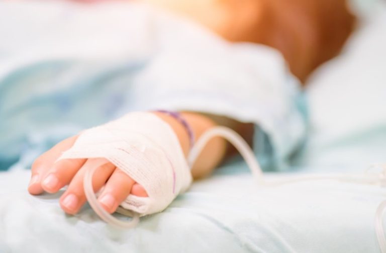 Κεφαλονιά: Αγωνία για το τρίχρονο αγοράκι που νοσηλεύεται στη ΜΕΘ μετά τη φωτιά στο σπίτι του