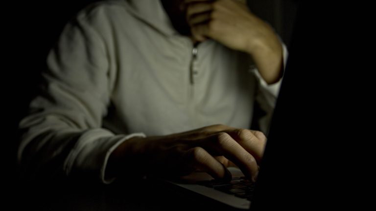 Βρετανία: Ακραίο διαδικτυακό υλικό οδηγεί νέους σε βίαιο μισογυνισμό – Πώς αναζητούν θύματα