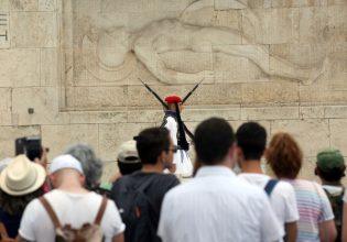Σύνταγμα: Πλήθος κόσμου στην την αλλαγή φρουράς στον Άγνωστο Στρατιώτη [εικόνες]