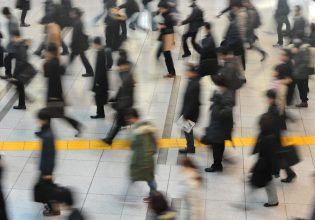Εργασία: Οι 7 στις 10 επιχειρήσεις ψάχνουν προσωπικό – Τι γίνεται με τους μισθούς [γραφήματα]