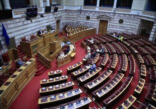 Κόντρες στη Βουλή για προανακριτική και Καραμανλή: «Απροκάλυπτη απόπειρα διαφυγής και αποτέλεσμα εσωκομματικού συμψηφισμού»