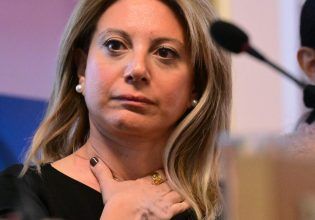 Καρυστιανού για πρόταση ΝΔ: Ξεπλένουν τον Καραμανλή – Το κουκούλωμα αυτή τη φορά δεν θα σας σώσει