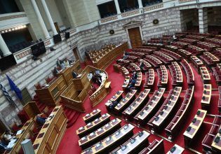 Πολιτική κόντρα για την άρση μονιμότητας στο δημόσιο – Αντιπολιτευτικά πυρά για «πρόταση-πυροτέχνημα»