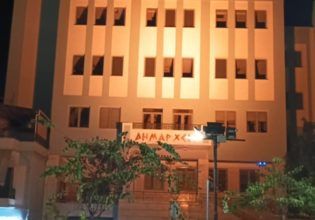 Φωταγώγηση Δημαρχείου για την Παγκόσμια Ημέρα Σκλήρυνσης κατά Πλάκας