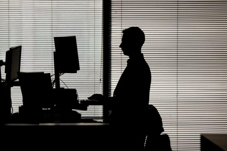 Τεχνητή Νοημοσύνη: Η καλύτερη φίλη των εργαζομένων – Συχνή χρήση, ελλιπείς γνώσεις και πολλοί κίνδυνοι