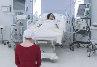 Σώματα γυναικών ή ιδιοκτησία του κράτους: Νόμος των ΗΠΑ κατά των αμβλώσεων κρατά εγκεφαλικά νεκρή έγκυο στη ζωή