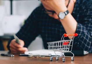 Κατεβάζει ταχύτητα η κατανάλωση: Από πού κόβουν οι Έλληνες για να «βγει ο μήνας»