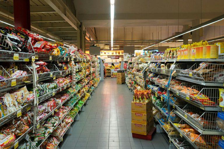 Συνεχείς οι ανατιμήσεις στα τρόφιμα – Η ακρίβεια «γονατίζει» τα νοικοκυριά