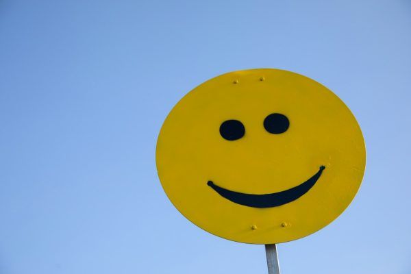 Γιατί η Gen Z έχει βάλει στο μάτι το χαμογελαστό emoji;
