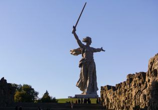 Πρύτανης ρωσικού πανεπιστημίου πέθανε εντός του αγάλματος «The Motherland Calls» της σοβιετικής εποχής