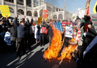 Η μακρά ιστορία των εξωτερικών επεμβάσεων στο Ιράν και το αβέβαιο μέλλον της χώρας
