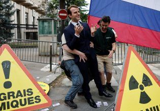 Μακρόν: Ακτιβιστές έκλεψαν κέρινο ομοίωμά του από μουσείο στο Παρίσι – Πού το τοποθέτησαν