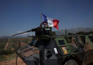 Γαλλία: Ο στόχος για αυξημένες αμυντικές δαπάνες πριονίζεται από το υψηλό δημόσιο χρέος