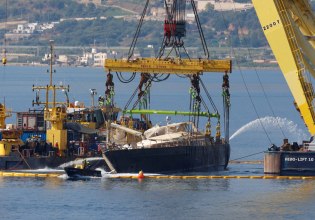 Σικελία: Ανελκύστηκε το Bayesian από τον βυθό 10 μήνες μετά το τραγικό ναυάγιο