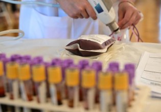 Μηνύματα ΠΑΣΟΚ και ΚΚΕ για την εθελοντική αιμοδοσία – «Πράξη αλληλεγγύης, αγάπης και ανθρωπιάς»