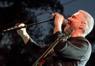 Ο Αλκίνοος Ιωαννίδης κάνει μια στάση από την περιοδεία του στο θέατρο Άλσος