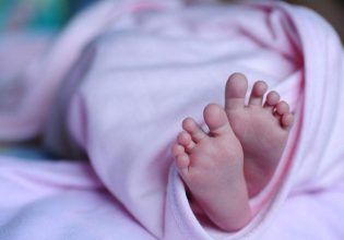 Κρήτη: Έρευνα για νεκρό βρέφος – Η 20χρονη ισχυρίζεται ότι το γέννησε χωρίς σφυγμό