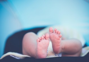 Ηλεία: «Έκλαιγε γιατί το τύφλωσε ο φακός του αστυνομικού» λέει ο πατέρας που άφησε το βρέφος στο μπαλκόνι