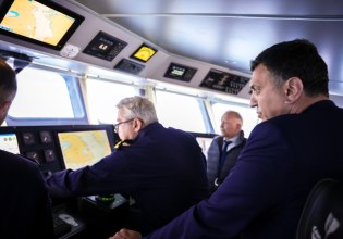 Στον Θάλαμο Επιχειρήσεων ο Β. Κικίλιας με την ηγεσία του Λιμενικού – Όλα τα βλέμματα στα Στενά του Ορμούζ