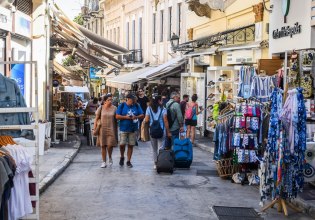 Οι μισοί Έλληνες δηλώνουν ότι δεν θα κάνουν καλοκαιρινές διακοπές