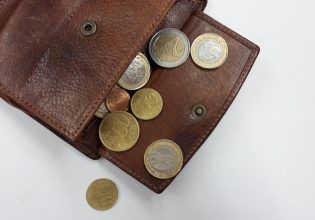 Της έκοψαν τη σύνταξη… κατά λάθος, καταγγέλλει 80χρονη που έμεινε ξαφνικά χωρίς χρήματα